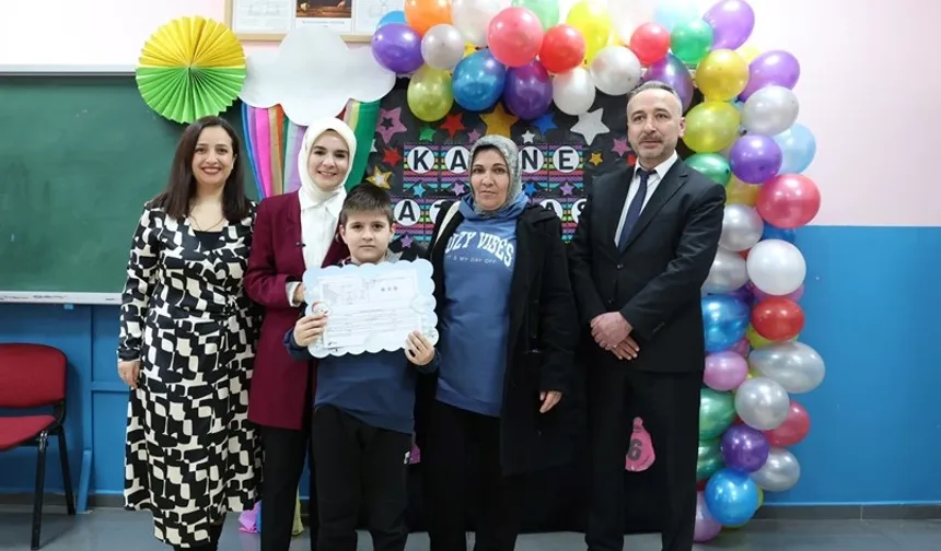 Bakan Göktaş, şehit ve gazi çocuklarının ilk karne heyecanına ortak oldu