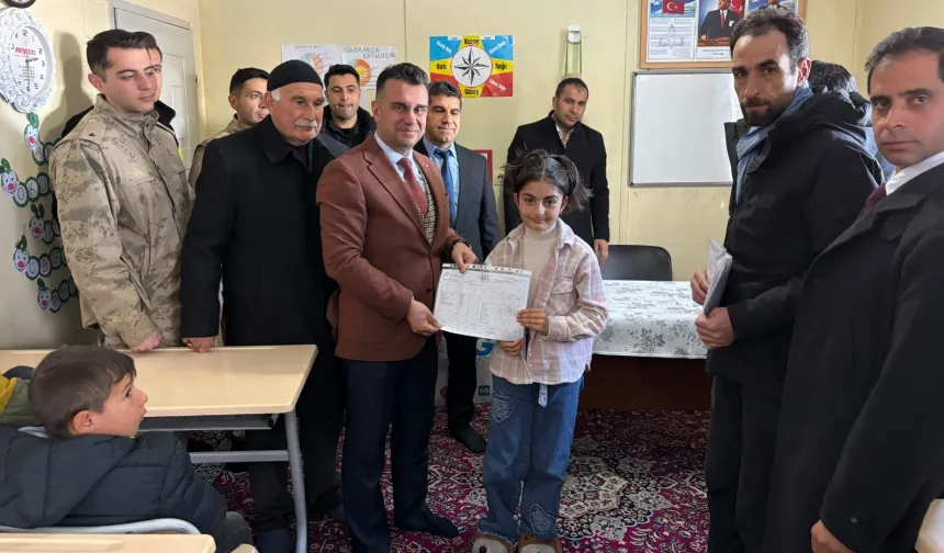 Erzurum'da şehit çocuklarının ilk karne heyecanı paylaşıldı