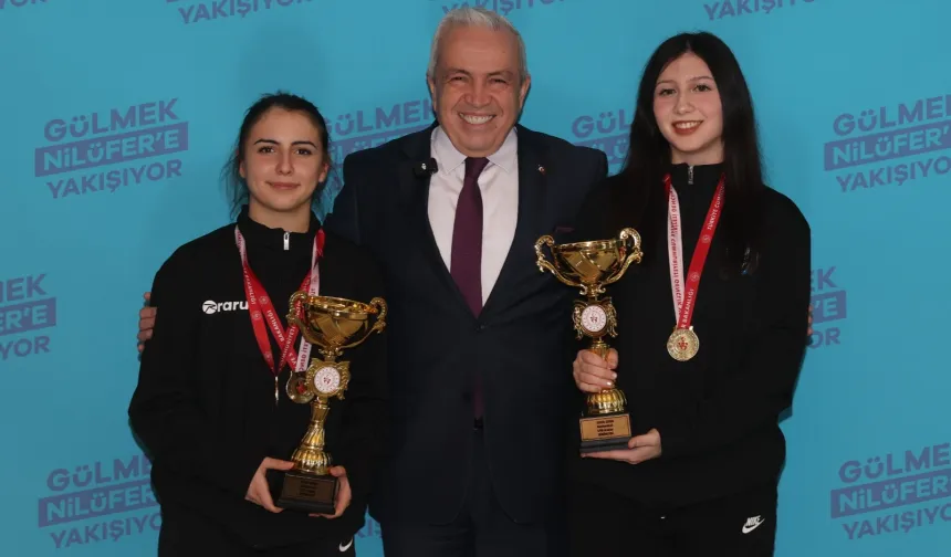 Nilüfer'in şampiyon kızlarından Başkan Özdemir'e kupa ziyareti